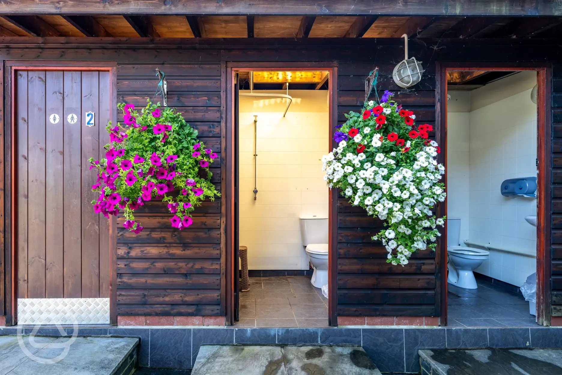 Individual toilet and shower rooms (unisex)