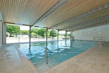 Indoor heated swimming pool (15m x 7m)