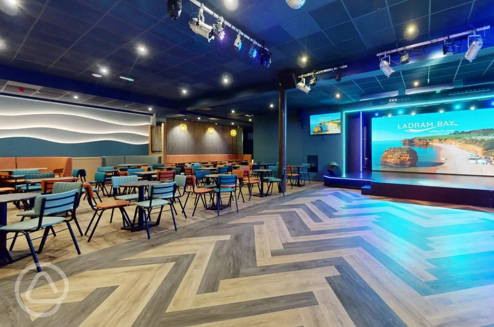 Waves entertainment bar