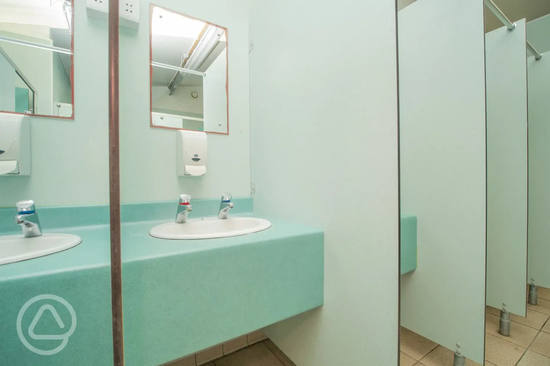 Upper wash block facilities with sinks and mirrors