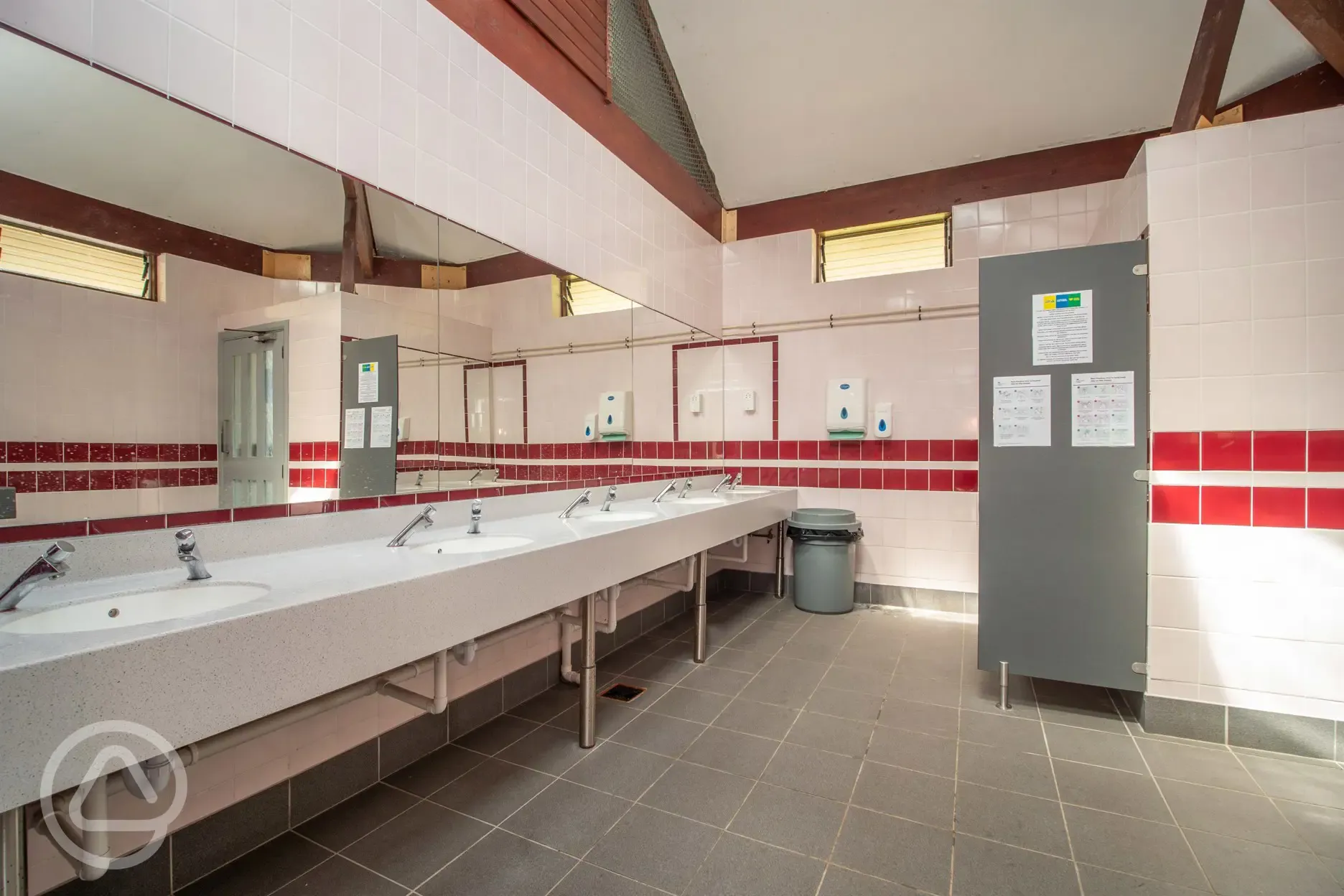 Lower wash block facilities with mirrors and sinks