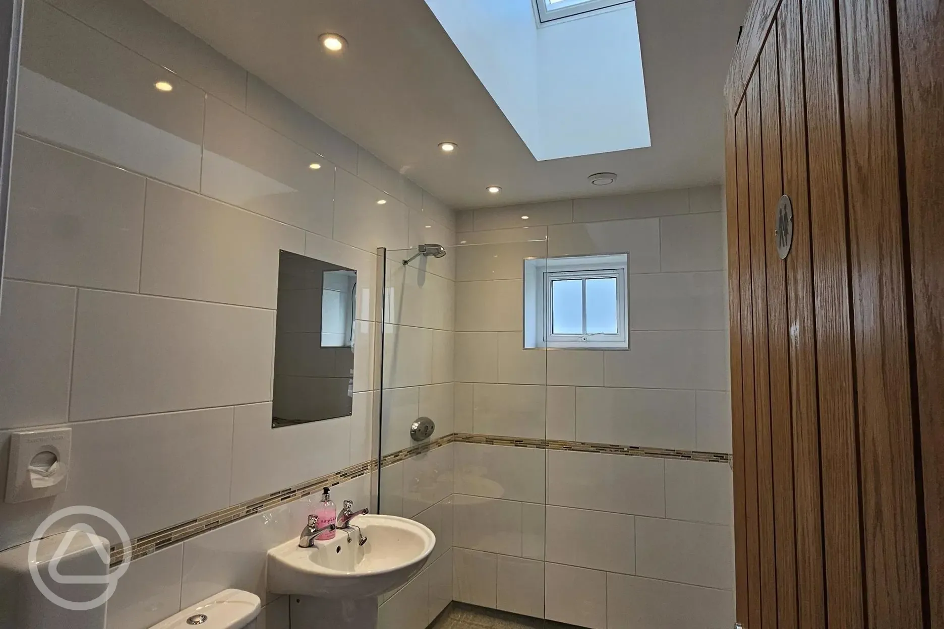 Reception shower room