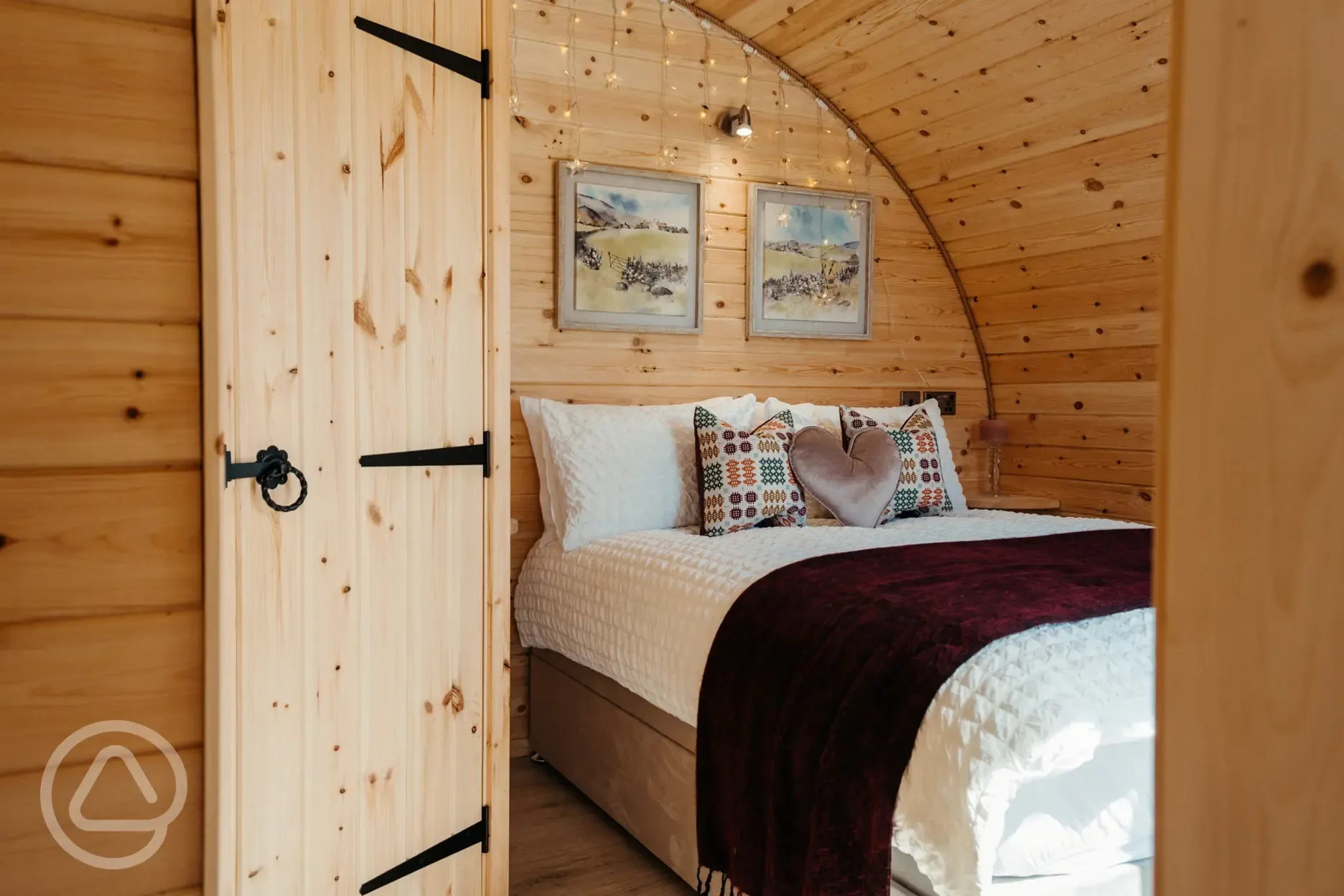 Luxury ensuite glamping pod bedroom with a double bed Luxury ensuite glamping pod bedroom with a double bed