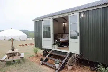 Shepherds hut with outdoor seating at Meadow View Country Park