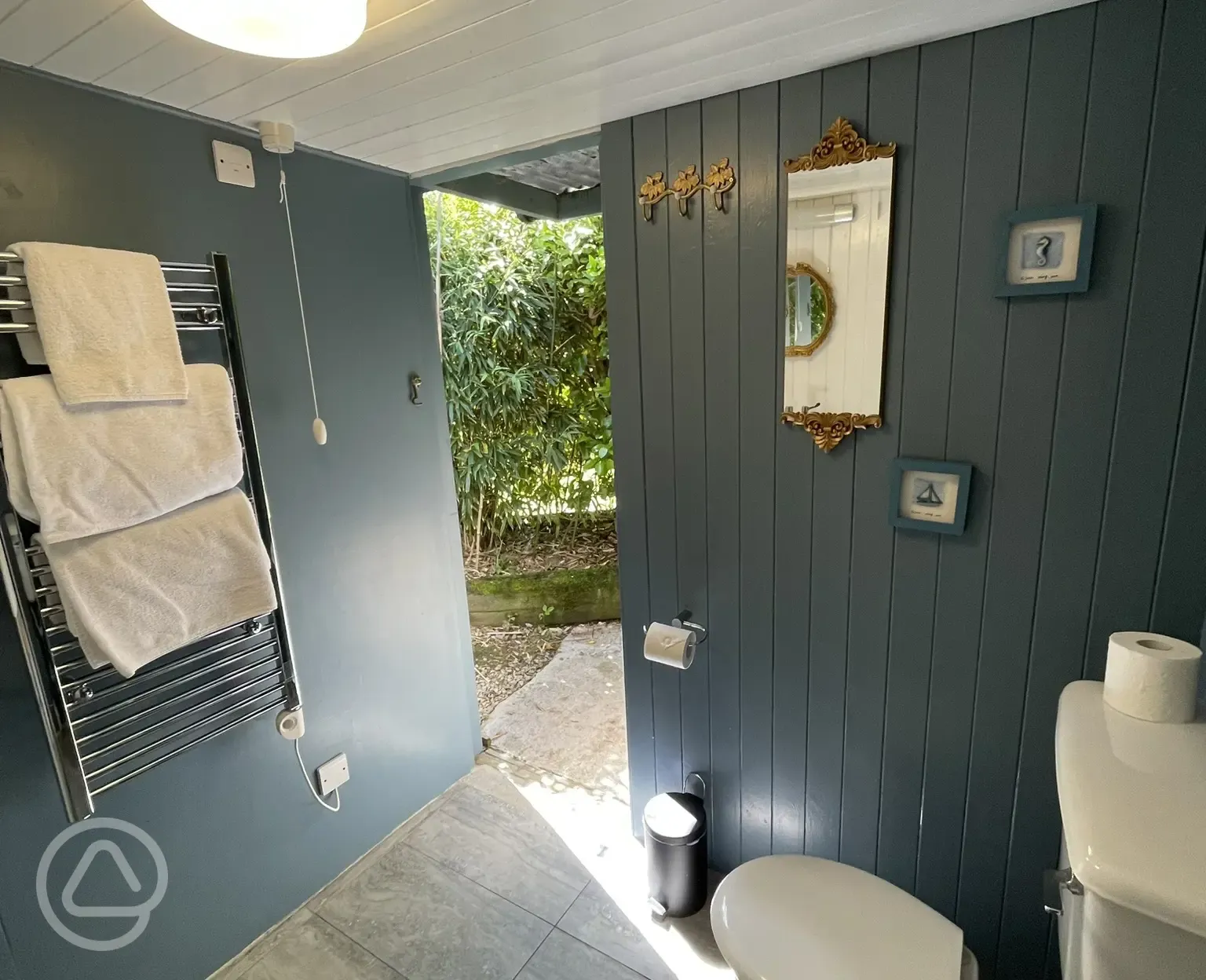 Shepherd's hut private bathroom