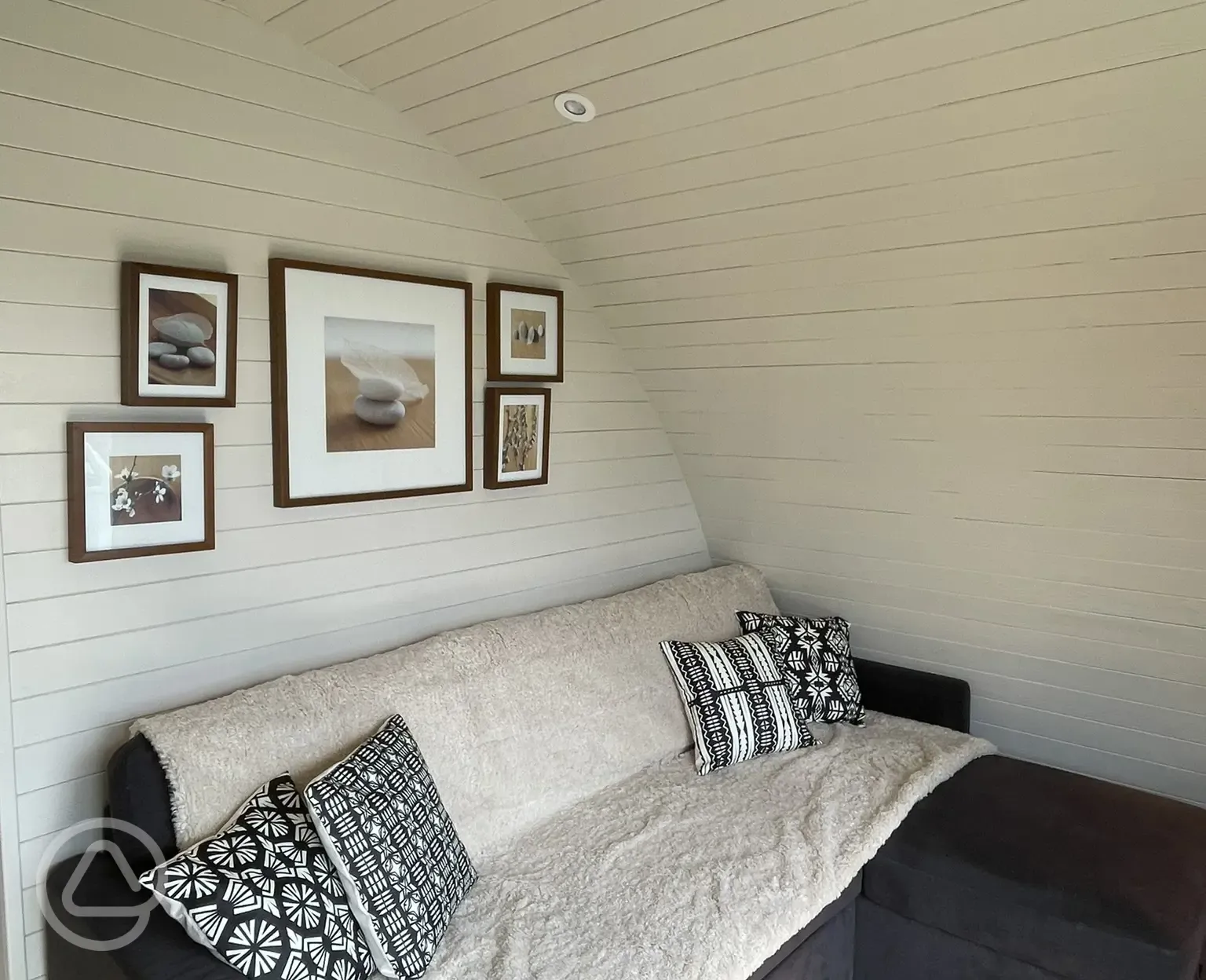 Ensuite glamping pod (two bedrooms) - living area 