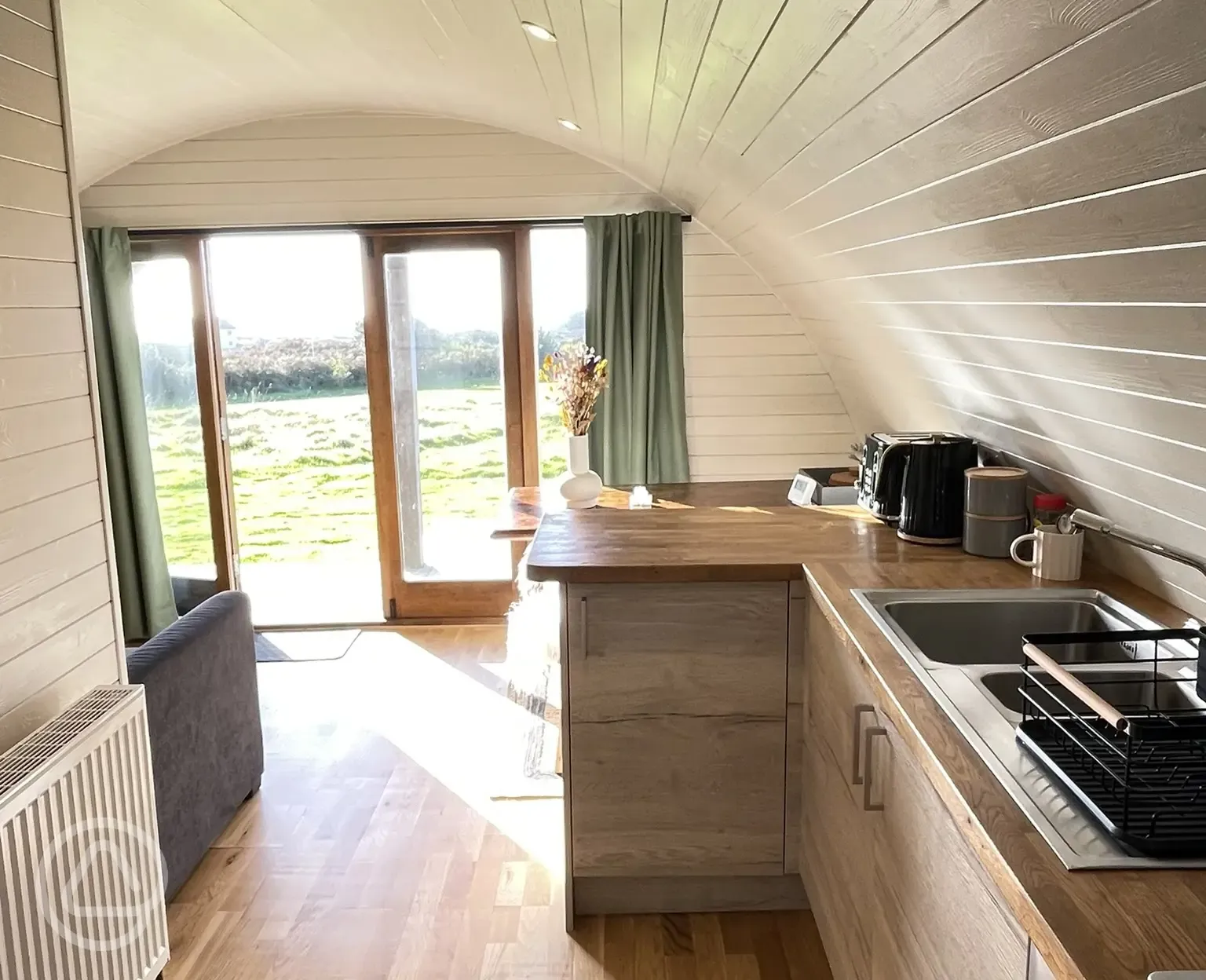 Ensuite glamping pod (two bedrooms) - kitchen 