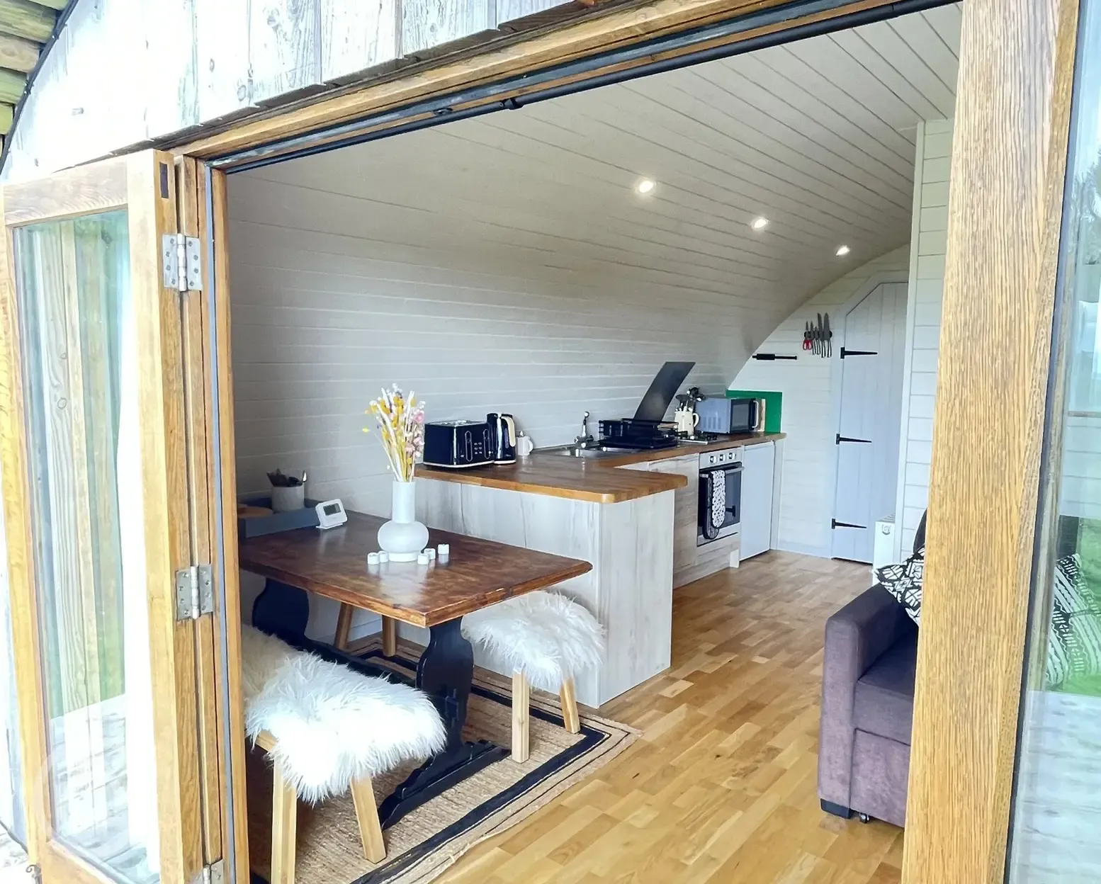 Ensuite glamping pod (two bedrooms) - kitchen 