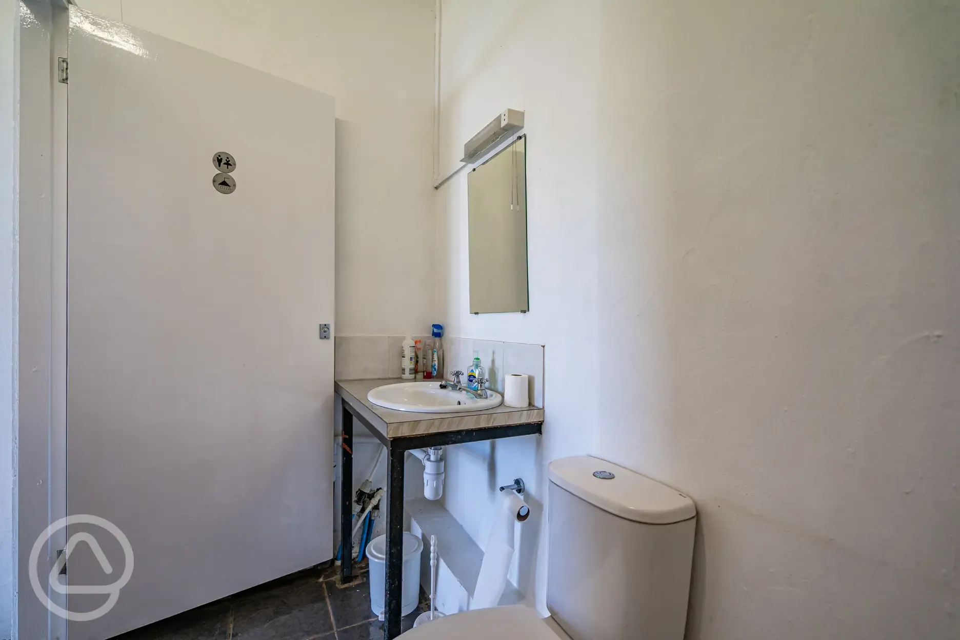 Toilets and sinks with shaving points at Birchbank Camping Site