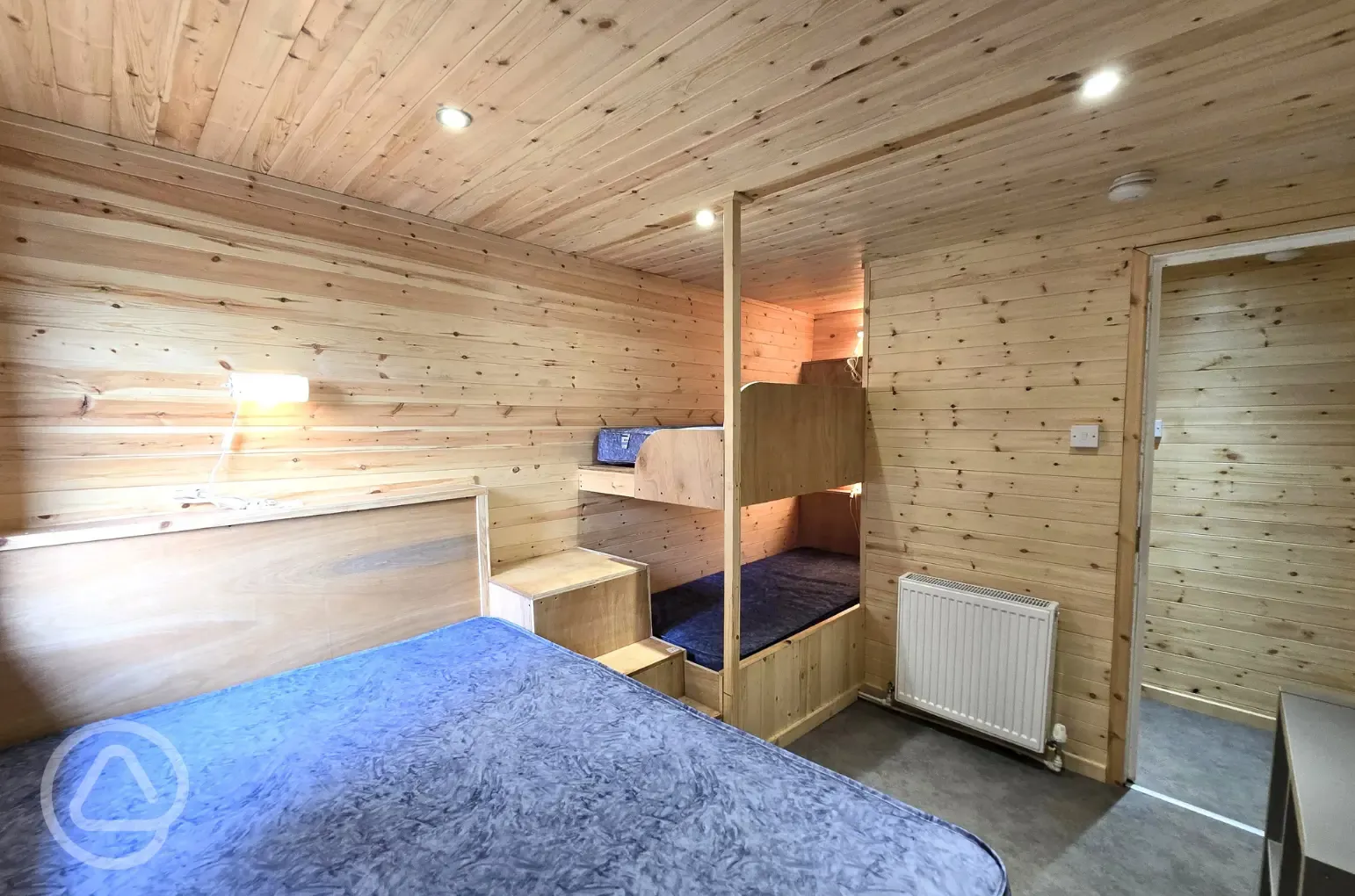 Silver Birch lodge double and bunk bedroom
