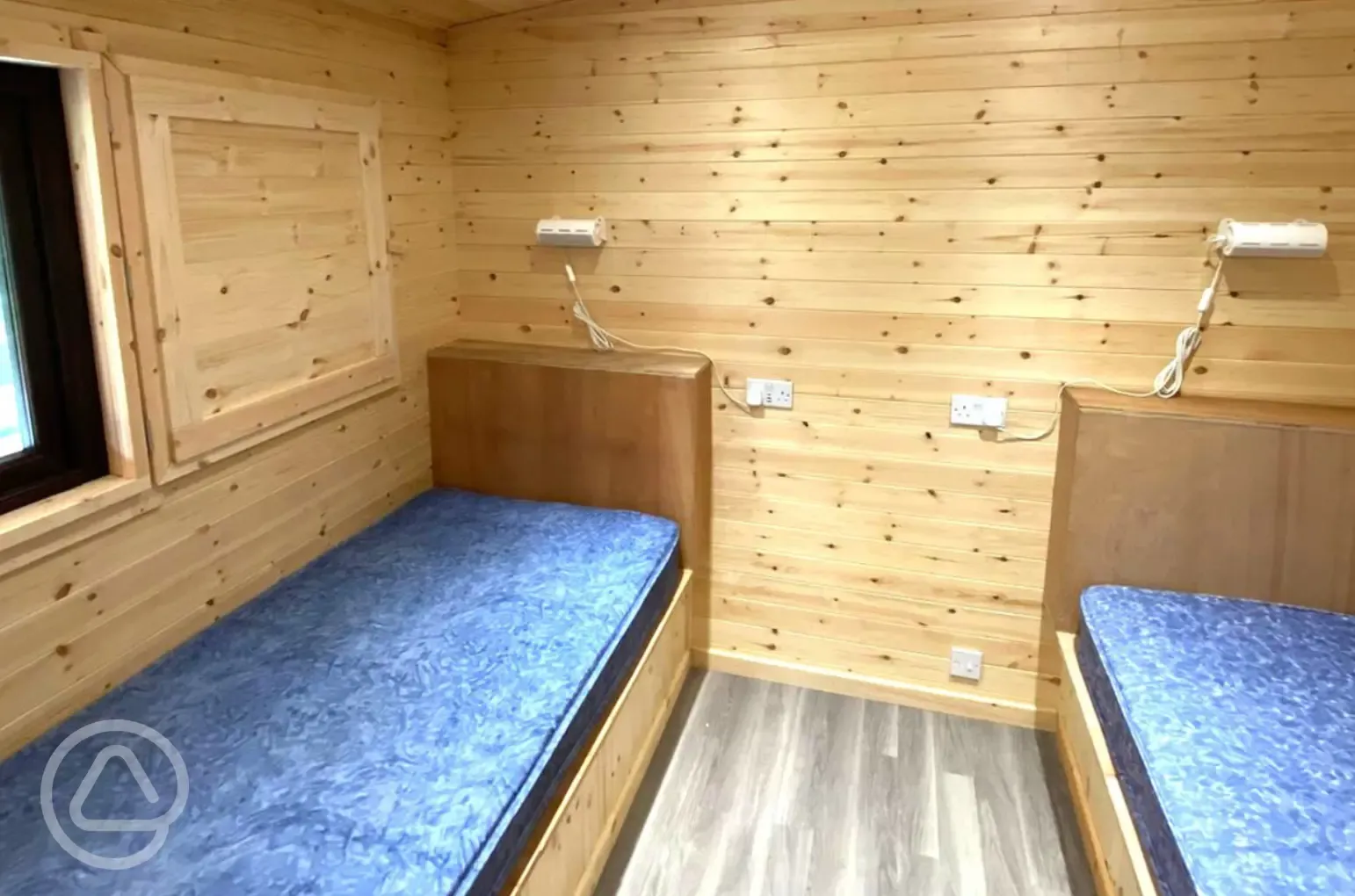 Pine/Ash lodge twin bedroom