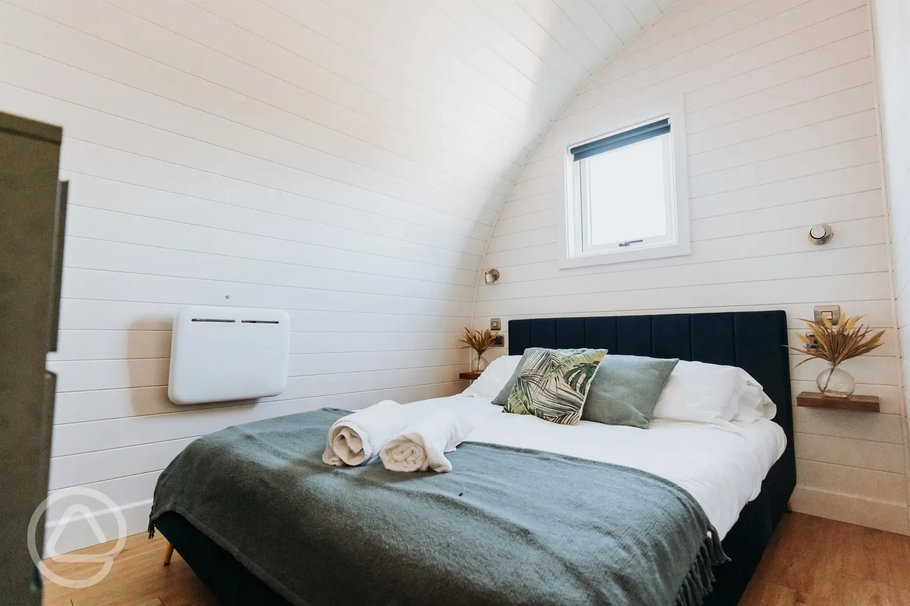 Luxury pod and hot tub double bedroom - sleeps five