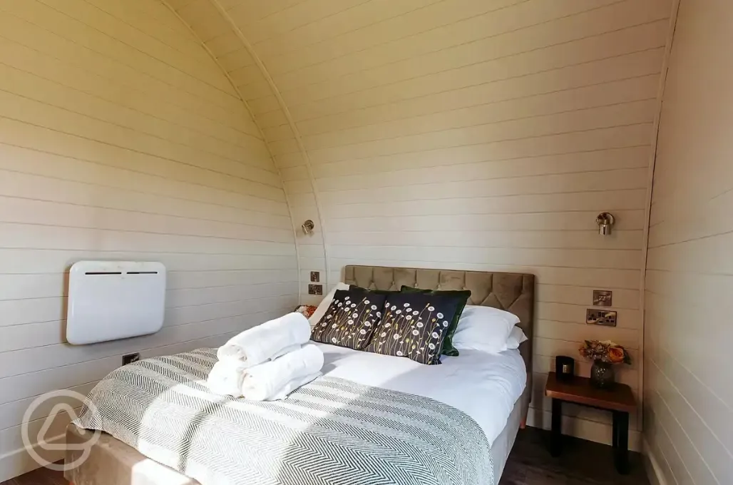 Luxury pod and hot tub double bedroom - sleeps five