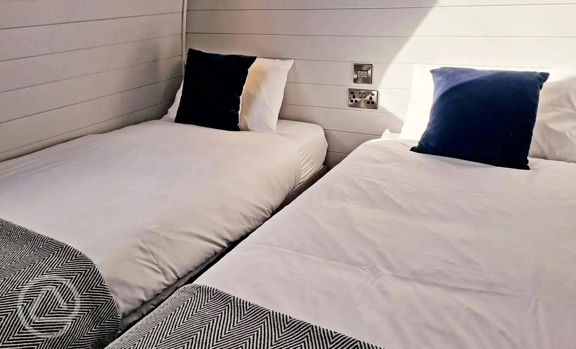 Luxury pod and hot tub twin bedroom - sleeps five