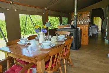 Dinning area and kitchenette 
