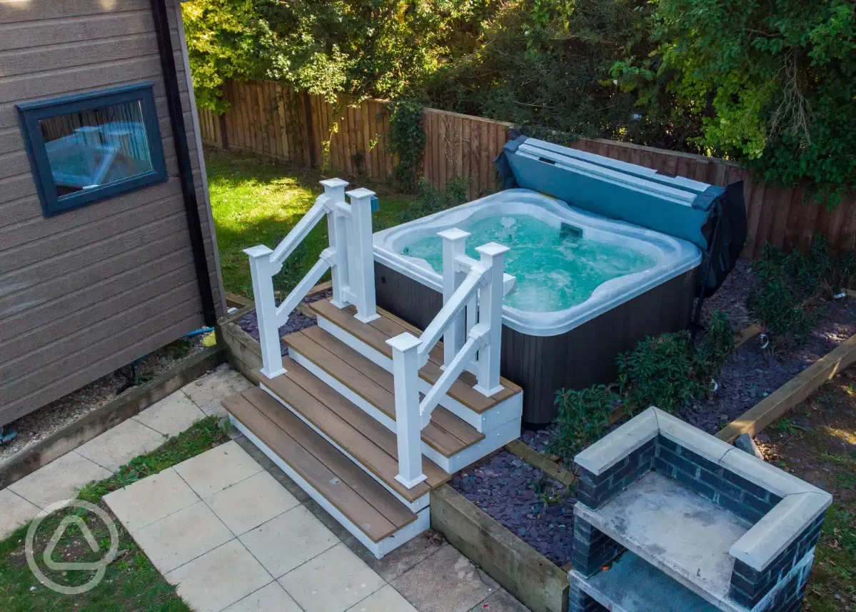 Studio pod cabin hot tub at Home Farm Holiday Park