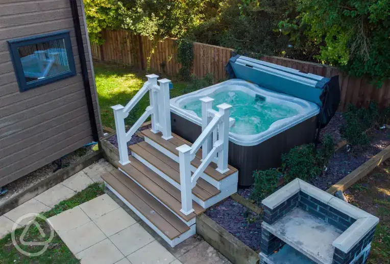 Studio pod cabin hot tub at Home Farm Holiday Park