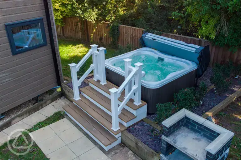 Studio pod cabin hot tub