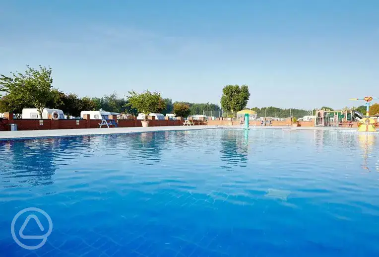 Outdoor heated swimming pool with a mini water factory 