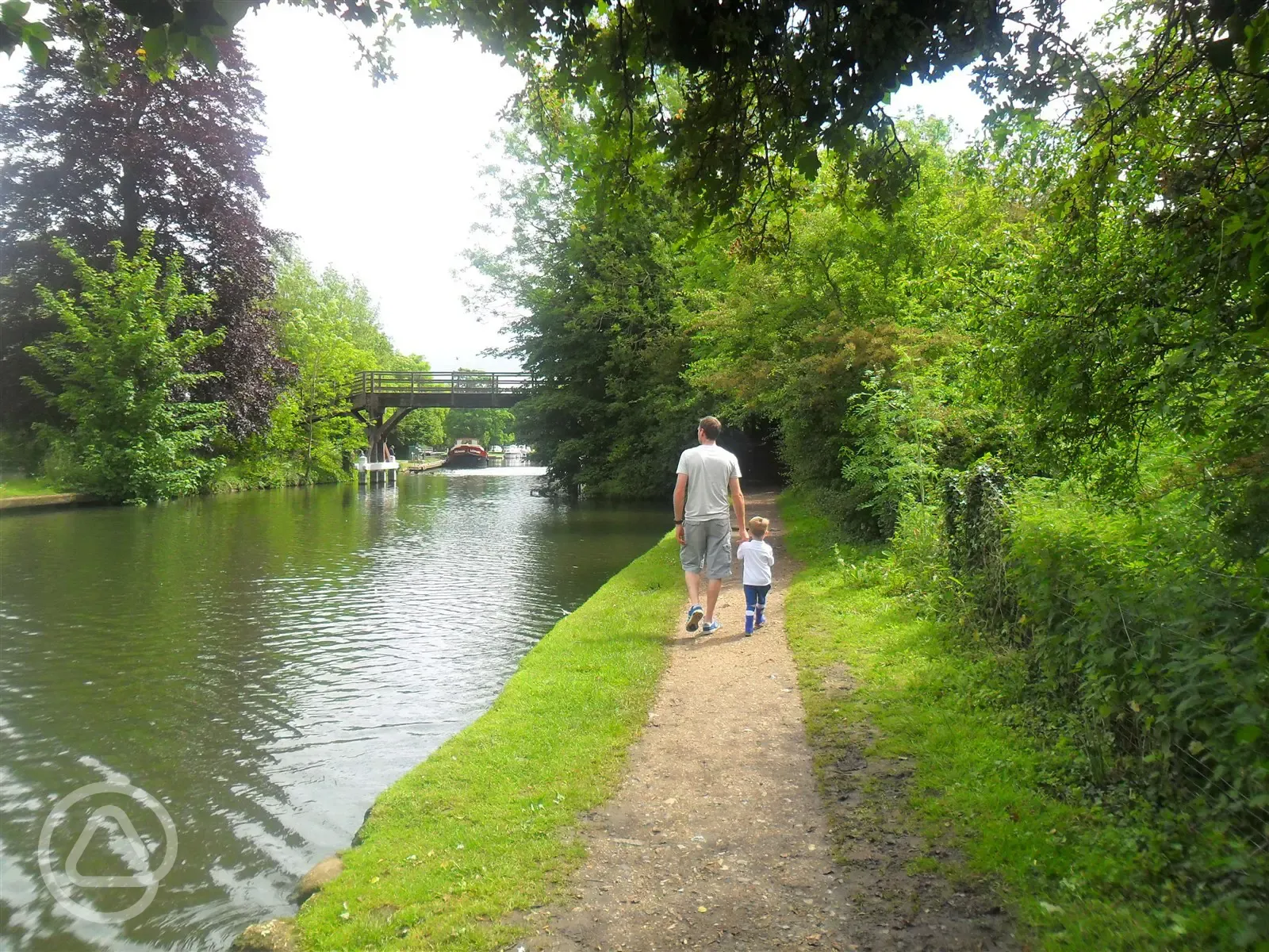 The Thames path from Hurley Riverside Park