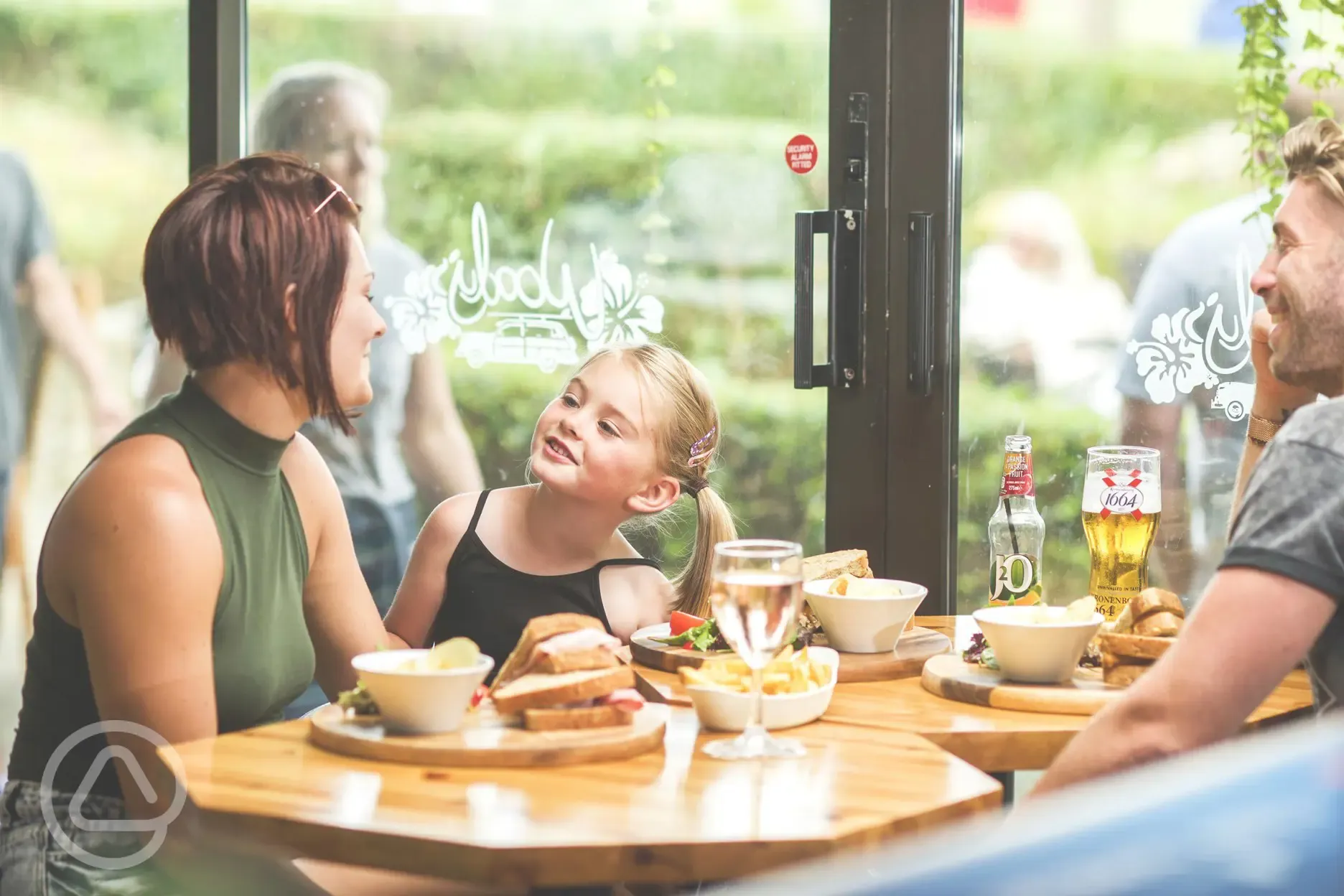 Woody's Bar and Restaurant with lunch and dinner options