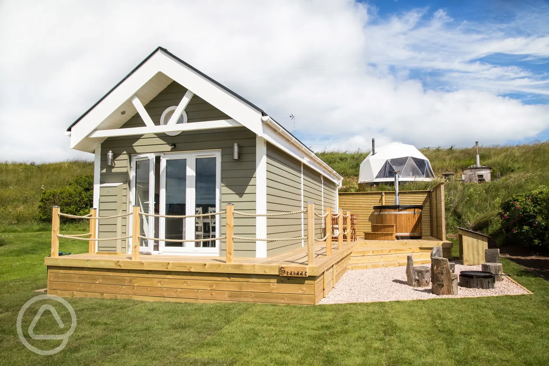 Deluxe beach hut with hot tub