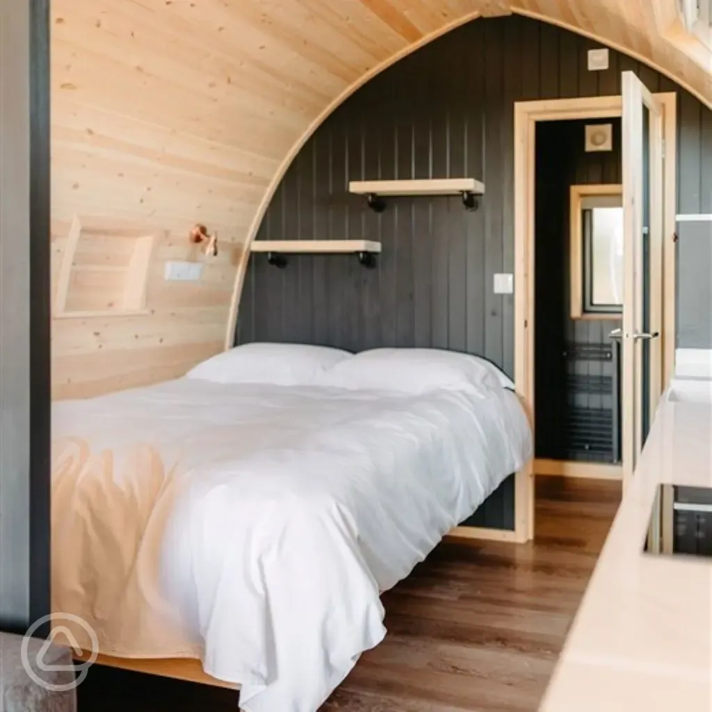 Mega ensuite glamping pod - king size bed