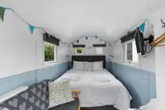 Estuary view shepherd's hut double bed