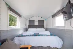 Estuary view shepherd's hut with a 5ft double bed and bedding