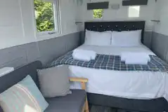 Estuary view shepherd's hut double bed