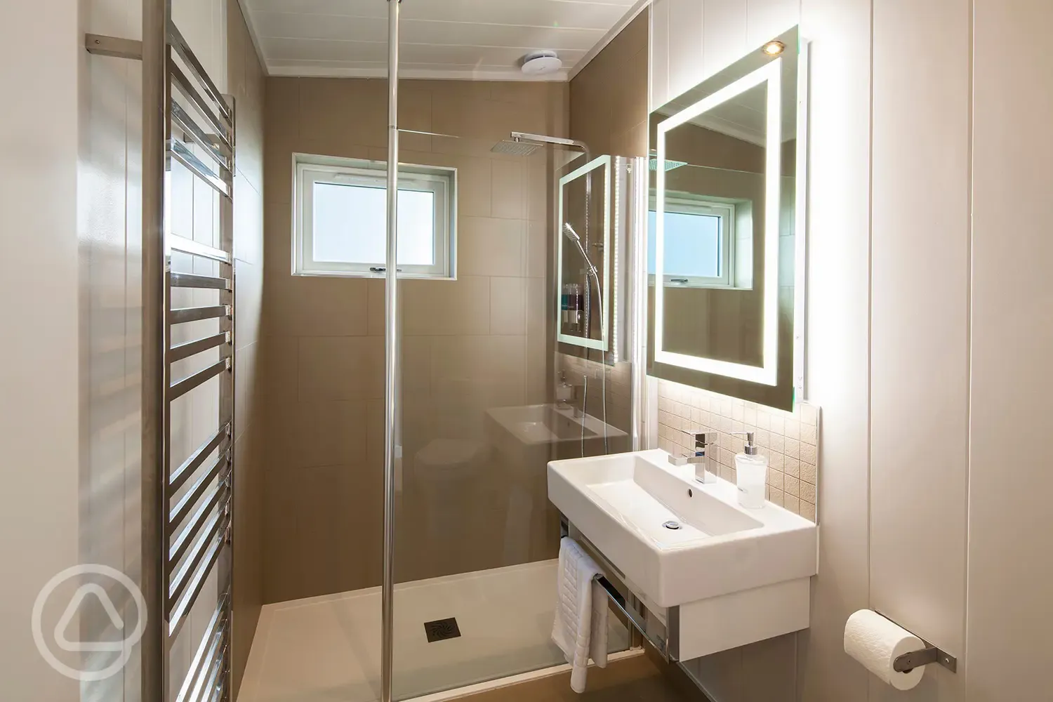Studio Lodges Plus bathroom with shower, toilet, sink and mirror Studio Lodges Plus bathroom with shower, toilet, sink and mirror
