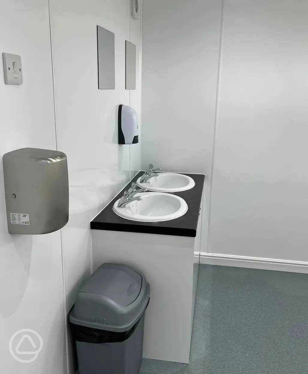 Handwashing sinks with mirrors in the facility block