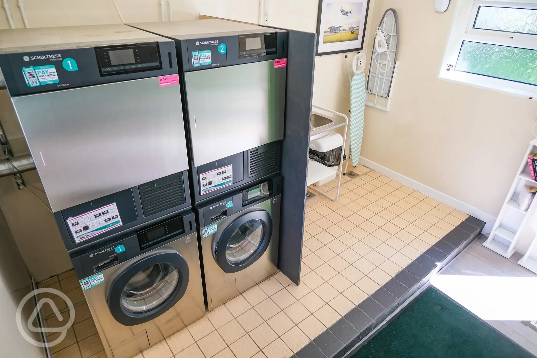 Washing machines and tumble dryers in the laundrette