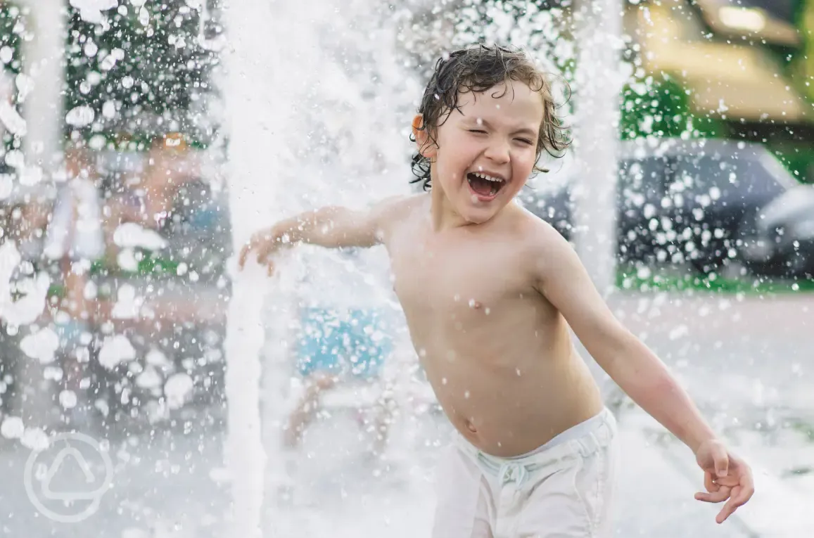 Outdoor splash pool