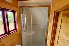 Ensuite shower in the lakeside glamping pod 