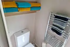 S pod (six person) ensuite with a toilet and shower S pod (six person) ensuite with a toilet and shower