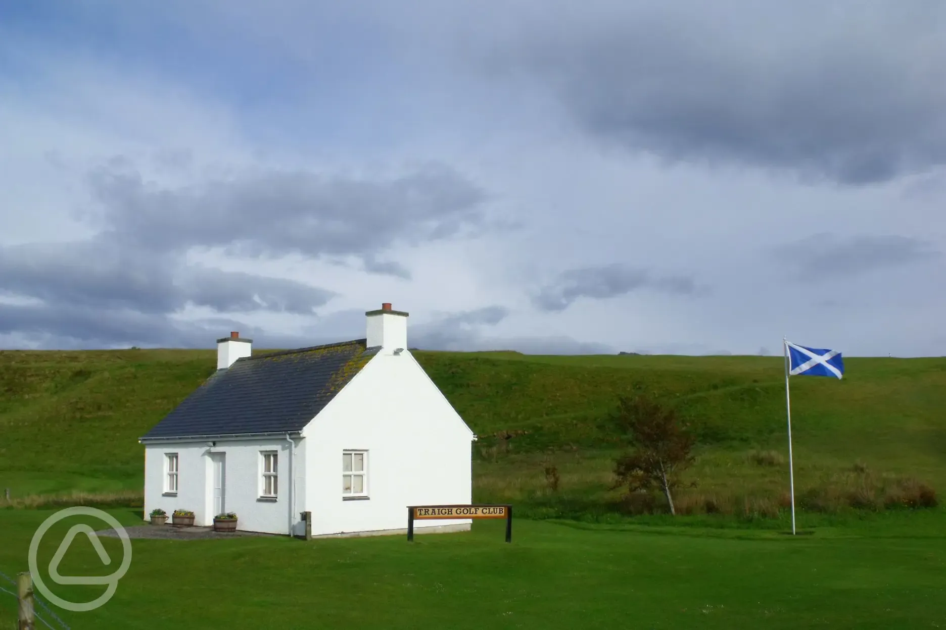 9 Hole Traigh Golf Course is just 1km from Sunnyside