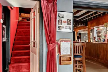Vintage cinema (free entry) with films on weekends and daily in the holidays
