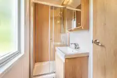 Jurassic Escape Pod ensuite with a shower, toilet, and handwashing sinks