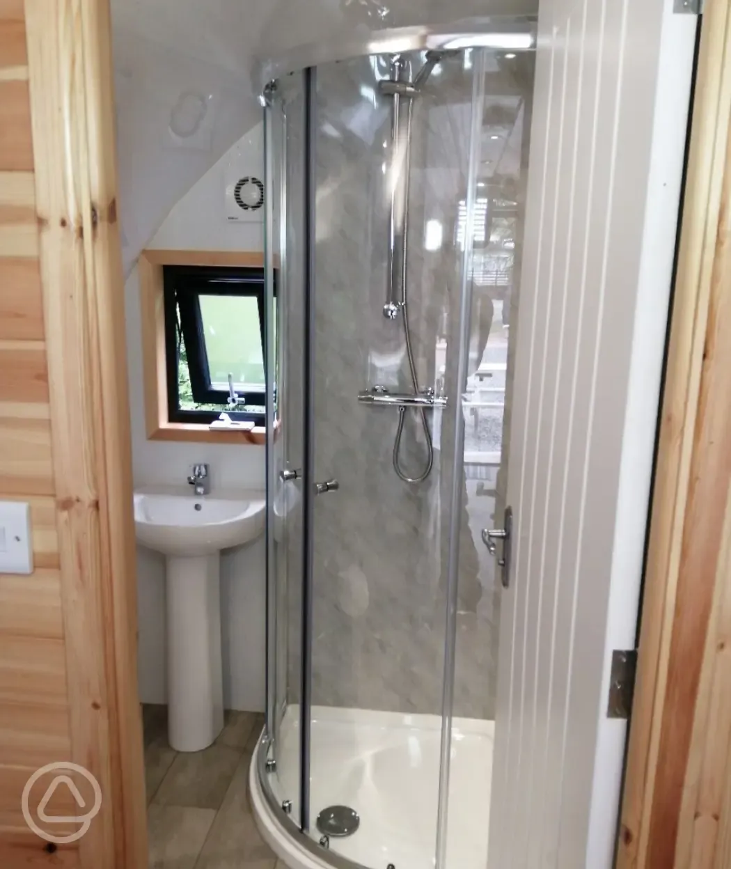 Ensuite pod with hot tub facilities