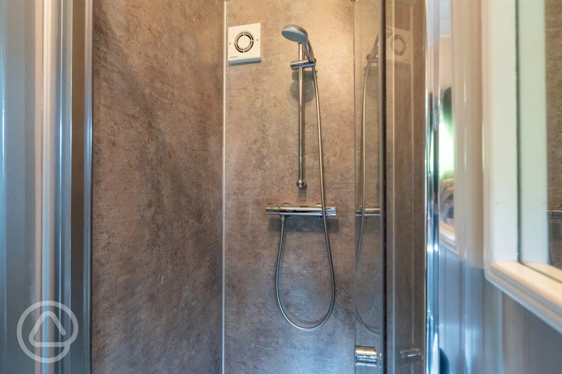 Digby's Hut ensuite shower