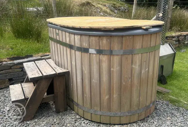 Cwt Coch shepherd's hut and hot tub