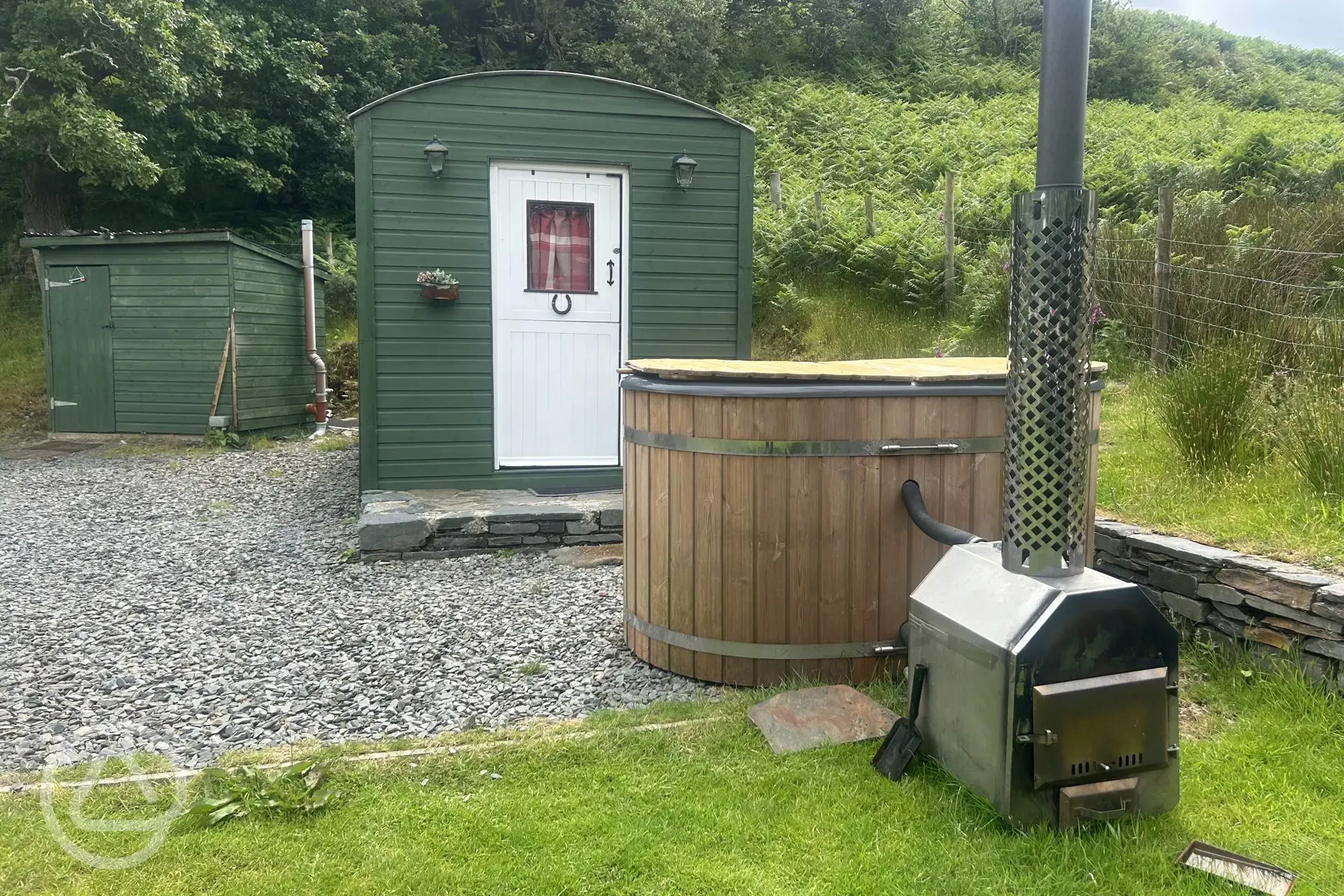 Cwt Coch shepherd's hut and hot tub
