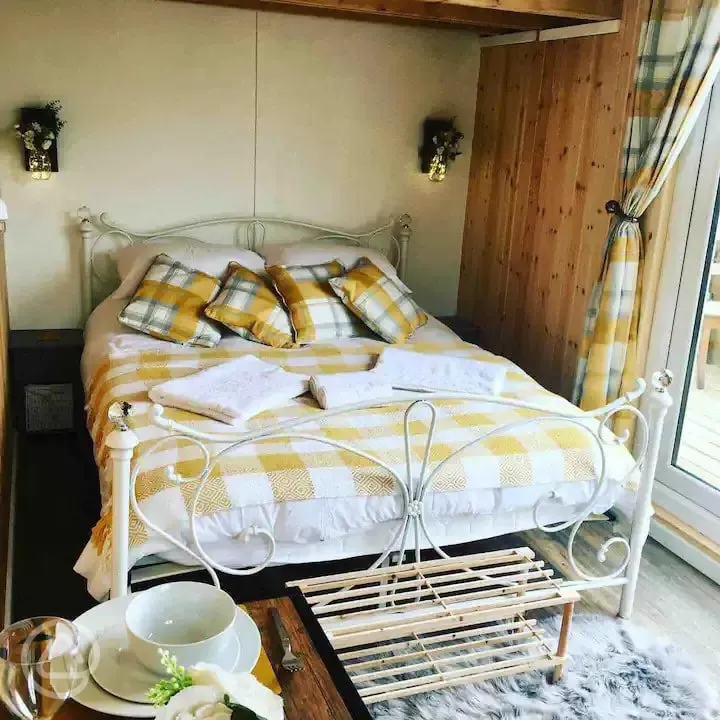 Cwt Melyn shepherd's hut interior