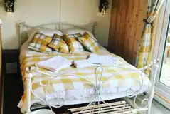 Cwt Melyn shepherd's hut interior