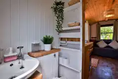 Shepherd's hut ensuite