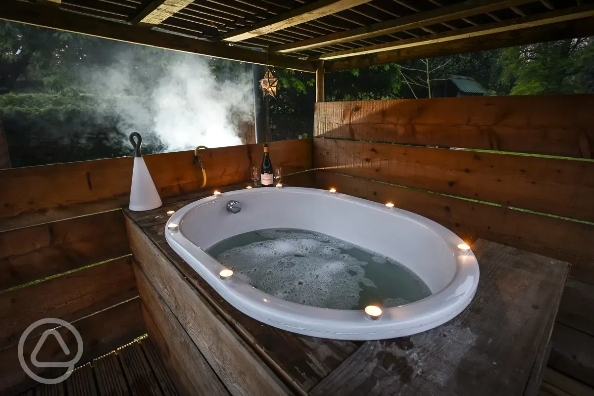 Gypsy caravan Japanese-style hot tub with a wooden shelter