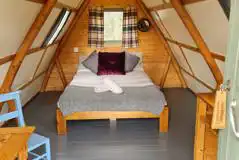 Original couple camping pod double bed (bedding and towels provided)