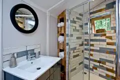 Stand Alone Roundhouse ensuite