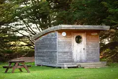 Eco Aspen cabin with a picnic bench Eco Aspen cabin with a picnic bench